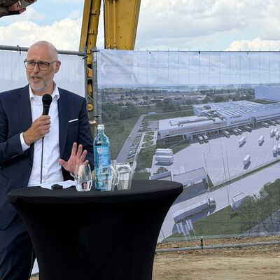 Impressionen vom symbolischen ersten Spatenstich: Die Geberit Gruppe hat am Donnerstag, 6. August 2026, offiziell den Bau ihres neuen Distributionszentrums im I-NOVA Park begonnen. Foto: Stadt Ibbenb&uuml;ren / Christina H&uuml;sken)