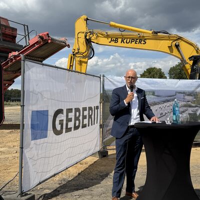 Impressionen vom symbolischen ersten Spatenstich: Die Geberit Gruppe hat am Donnerstag, 6. August 2026, offiziell den Bau ihres neuen Distributionszentrums im I-NOVA Park begonnen. Foto: Stadt Ibbenb&uuml;ren / Christina H&uuml;sken)