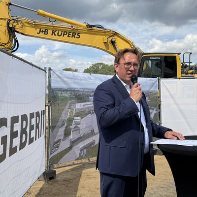 Impressionen vom symbolischen ersten Spatenstich: Die Geberit Gruppe hat am Donnerstag, 6. August 2026, offiziell den Bau ihres neuen Distributionszentrums im I-NOVA Park begonnen. Foto: Stadt Ibbenb&uuml;ren / Christina H&uuml;sken)