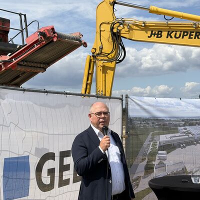 Impressionen vom symbolischen ersten Spatenstich: Die Geberit Gruppe hat am Donnerstag, 6. August 2026, offiziell den Bau ihres neuen Distributionszentrums im I-NOVA Park begonnen. Foto: Stadt Ibbenb&uuml;ren / Christina H&uuml;sken)