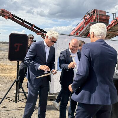 Impressionen vom symbolischen ersten Spatenstich: Die Geberit Gruppe hat am Donnerstag, 6. August 2026, offiziell den Bau ihres neuen Distributionszentrums im I-NOVA Park begonnen. Foto: Stadt Ibbenb&uuml;ren / Christina H&uuml;sken)