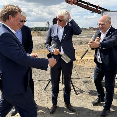 Impressionen vom symbolischen ersten Spatenstich: Die Geberit Gruppe hat am Donnerstag, 6. August 2026, offiziell den Bau ihres neuen Distributionszentrums im I-NOVA Park begonnen. Foto: Stadt Ibbenb&uuml;ren / Christina H&uuml;sken)