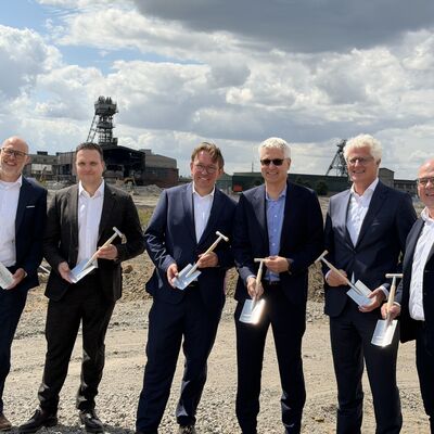 Impressionen vom symbolischen ersten Spatenstich: Die Geberit Gruppe hat am Donnerstag, 6. August 2026, offiziell den Bau ihres neuen Distributionszentrums im I-NOVA Park begonnen. Foto: Stadt Ibbenb&uuml;ren / Christina H&uuml;sken)