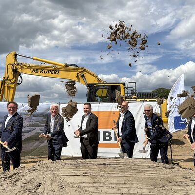 Impressionen vom symbolischen ersten Spatenstich: Die Geberit Gruppe hat am Donnerstag, 6. August 2026, offiziell den Bau ihres neuen Distributionszentrums im I-NOVA Park begonnen. Foto: Stadt Ibbenb&uuml;ren / Christina H&uuml;sken)