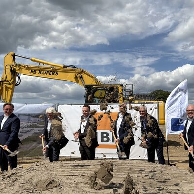 Impressionen vom symbolischen ersten Spatenstich: Die Geberit Gruppe hat am Donnerstag, 6. August 2026, offiziell den Bau ihres neuen Distributionszentrums im I-NOVA Park begonnen. Foto: Stadt Ibbenb&uuml;ren / Christina H&uuml;sken)