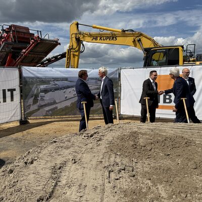 Impressionen vom symbolischen ersten Spatenstich: Die Geberit Gruppe hat am Donnerstag, 6. August 2026, offiziell den Bau ihres neuen Distributionszentrums im I-NOVA Park begonnen. Foto: Stadt Ibbenb&uuml;ren / Christina H&uuml;sken)