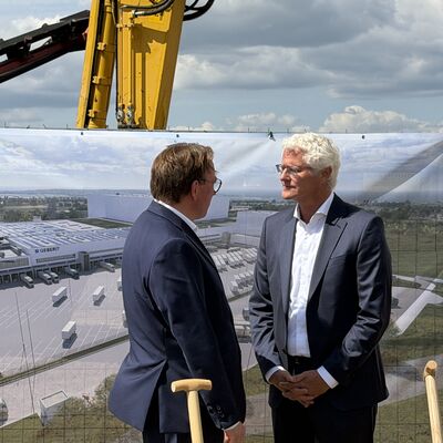 Impressionen vom symbolischen ersten Spatenstich: Die Geberit Gruppe hat am Donnerstag, 6. August 2026, offiziell den Bau ihres neuen Distributionszentrums im I-NOVA Park begonnen. Foto: Stadt Ibbenb&uuml;ren / Christina H&uuml;sken)