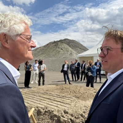 Impressionen vom symbolischen ersten Spatenstich: Die Geberit Gruppe hat am Donnerstag, 6. August 2026, offiziell den Bau ihres neuen Distributionszentrums im I-NOVA Park begonnen. Foto: Stadt Ibbenb&uuml;ren / Christina H&uuml;sken)