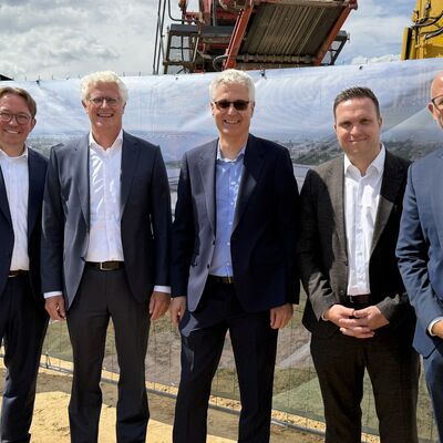 Impressionen vom symbolischen ersten Spatenstich: Die Geberit Gruppe hat am Donnerstag, 6. August 2026, offiziell den Bau ihres neuen Distributionszentrums im I-NOVA Park begonnen. Foto: Stadt Ibbenb&uuml;ren / Christina H&uuml;sken)