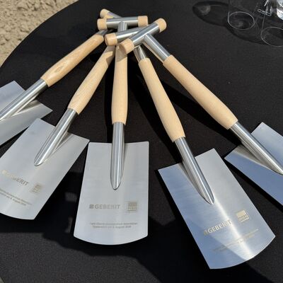 Impressionen vom symbolischen ersten Spatenstich: Die Geberit Gruppe hat am Donnerstag, 6. August 2026, offiziell den Bau ihres neuen Distributionszentrums im I-NOVA Park begonnen. Foto: Stadt Ibbenb&uuml;ren / Christina H&uuml;sken)
