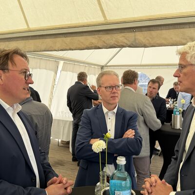 Impressionen vom symbolischen ersten Spatenstich: Die Geberit Gruppe hat am Donnerstag, 6. August 2026, offiziell den Bau ihres neuen Distributionszentrums im I-NOVA Park begonnen. Foto: Stadt Ibbenb&uuml;ren / Christina H&uuml;sken)