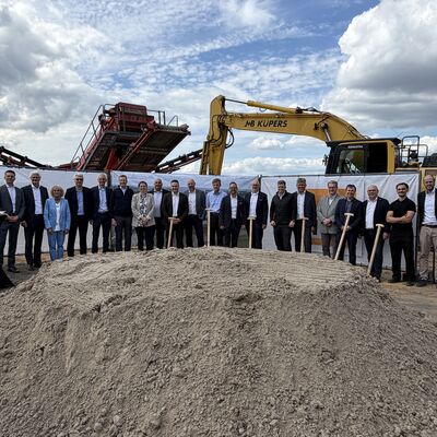 Impressionen vom symbolischen ersten Spatenstich: Die Geberit Gruppe hat am Donnerstag, 6. August 2026, offiziell den Bau ihres neuen Distributionszentrums im I-NOVA Park begonnen. Foto: Stadt Ibbenb&uuml;ren / Christina H&uuml;sken)