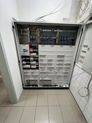 20260812 - Mehr als 30 Kilometer Kabel f&uuml;r die Schul-IT